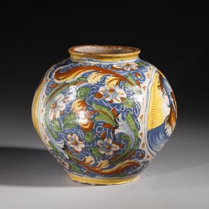 MAESTRO DEI CAPELLI SCAPIGLIATI, VENEZIA, CIRCA 1580 : Attribuito a. Vaso a boccia in maiolica policroma con figure di armigeri entro medaglioni in cornice bianca, corpo decorato da volute fitomorfe e floreali  - Asta Asta 387 | ARTE ANTICA E DEL XIX SECOLO - DAL RINASCIMENTO AL SIMBOLISMO: OPERE DA COLLEZIONI ITALIANE Tradizionale - Associazione Nazionale - Case d'Asta italiane