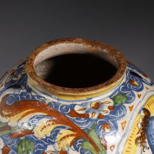 MAESTRO DEI CAPELLI SCAPIGLIATI, VENEZIA, CIRCA 1580 : Attribuito a. Vaso a boccia in maiolica policroma con figure di armigeri entro medaglioni in cornice bianca, corpo decorato da volute fitomorfe e floreali  - Asta Asta 387 | ARTE ANTICA E DEL XIX SECOLO - DAL RINASCIMENTO AL SIMBOLISMO: OPERE DA COLLEZIONI ITALIANE Tradizionale - Associazione Nazionale - Case d'Asta italiane