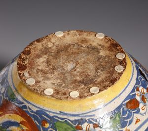 MAESTRO DEI CAPELLI SCAPIGLIATI, VENEZIA, CIRCA 1580 : Attribuito a. Vaso a boccia in maiolica policroma con figure di armigeri entro medaglioni in cornice bianca, corpo decorato da volute fitomorfe e floreali  - Asta Asta 387 | ARTE ANTICA E DEL XIX SECOLO - DAL RINASCIMENTO AL SIMBOLISMO: OPERE DA COLLEZIONI ITALIANE Tradizionale - Associazione Nazionale - Case d'Asta italiane