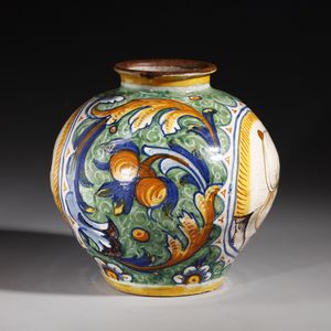 BOTTEGA DI MASTRO DOMENICO, VENEZIA, CIRCA 1580 : Vaso a boccia in maiolica policroma con figure di turco e uomo con cappello entro medaglioni in cornice bianca, corpo decorato da volute fitomorfe e floreali  - Asta Asta 387 | ARTE ANTICA E DEL XIX SECOLO - DAL RINASCIMENTO AL SIMBOLISMO: OPERE DA COLLEZIONI ITALIANE Tradizionale - Associazione Nazionale - Case d'Asta italiane