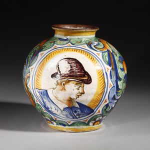 BOTTEGA DI MASTRO DOMENICO, VENEZIA, CIRCA 1580 : Vaso a boccia in maiolica policroma con figure di turco e uomo con cappello entro medaglioni in cornice bianca, corpo decorato da volute fitomorfe e floreali  - Asta Asta 387 | ARTE ANTICA E DEL XIX SECOLO - DAL RINASCIMENTO AL SIMBOLISMO: OPERE DA COLLEZIONI ITALIANE Tradizionale - Associazione Nazionale - Case d'Asta italiane