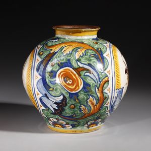 BOTTEGA DI MASTRO DOMENICO, VENEZIA, CIRCA 1580 : Vaso a boccia in maiolica policroma con figure di turco e uomo con cappello entro medaglioni in cornice bianca, corpo decorato da volute fitomorfe e floreali  - Asta Asta 387 | ARTE ANTICA E DEL XIX SECOLO - DAL RINASCIMENTO AL SIMBOLISMO: OPERE DA COLLEZIONI ITALIANE Tradizionale - Associazione Nazionale - Case d'Asta italiane