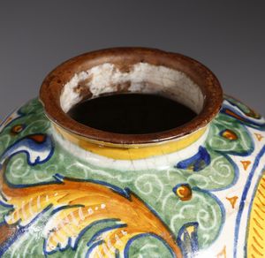 BOTTEGA DI MASTRO DOMENICO, VENEZIA, CIRCA 1580 : Vaso a boccia in maiolica policroma con figure di turco e uomo con cappello entro medaglioni in cornice bianca, corpo decorato da volute fitomorfe e floreali  - Asta Asta 387 | ARTE ANTICA E DEL XIX SECOLO - DAL RINASCIMENTO AL SIMBOLISMO: OPERE DA COLLEZIONI ITALIANE Tradizionale - Associazione Nazionale - Case d'Asta italiane