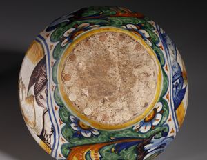 BOTTEGA DI MASTRO DOMENICO, VENEZIA, CIRCA 1580 : Vaso a boccia in maiolica policroma con figure di turco e uomo con cappello entro medaglioni in cornice bianca, corpo decorato da volute fitomorfe e floreali  - Asta Asta 387 | ARTE ANTICA E DEL XIX SECOLO - DAL RINASCIMENTO AL SIMBOLISMO: OPERE DA COLLEZIONI ITALIANE Tradizionale - Associazione Nazionale - Case d'Asta italiane