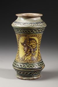 MANIFATTURA DI BURGIO DEL XVII SECOLO - Albarello in maiolica policroma di forma a rocchetto, sul fronte profilo di condottiero entro medaglione ovale su fondo giallo, contornato da decorazioni fitomorfe su fondo blu e bianco