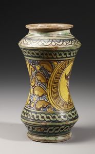 MANIFATTURA DI BURGIO DEL XVII SECOLO : Albarello in maiolica policroma di forma a rocchetto, sul fronte profilo di condottiero entro medaglione ovale su fondo giallo, contornato da decorazioni fitomorfe su fondo blu e bianco  - Asta Asta 387 | ARTE ANTICA E DEL XIX SECOLO - DAL RINASCIMENTO AL SIMBOLISMO: OPERE DA COLLEZIONI ITALIANE Tradizionale - Associazione Nazionale - Case d'Asta italiane