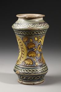 MANIFATTURA DI BURGIO DEL XVII SECOLO : Albarello in maiolica policroma di forma a rocchetto, sul fronte profilo di condottiero entro medaglione ovale su fondo giallo, contornato da decorazioni fitomorfe su fondo blu e bianco  - Asta Asta 387 | ARTE ANTICA E DEL XIX SECOLO - DAL RINASCIMENTO AL SIMBOLISMO: OPERE DA COLLEZIONI ITALIANE Tradizionale - Associazione Nazionale - Case d'Asta italiane