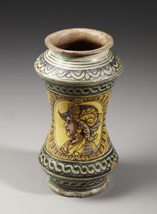 MANIFATTURA DI BURGIO DEL XVII SECOLO : Albarello in maiolica policroma di forma a rocchetto, sul fronte profilo di condottiero entro medaglione ovale su fondo giallo, contornato da decorazioni fitomorfe su fondo blu e bianco  - Asta Asta 387 | ARTE ANTICA E DEL XIX SECOLO - DAL RINASCIMENTO AL SIMBOLISMO: OPERE DA COLLEZIONI ITALIANE Tradizionale - Associazione Nazionale - Case d'Asta italiane
