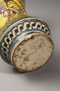 MANIFATTURA DI BURGIO DEL XVII SECOLO : Albarello in maiolica policroma di forma a rocchetto, sul fronte profilo di condottiero entro medaglione ovale su fondo giallo, contornato da decorazioni fitomorfe su fondo blu e bianco  - Asta Asta 387 | ARTE ANTICA E DEL XIX SECOLO - DAL RINASCIMENTO AL SIMBOLISMO: OPERE DA COLLEZIONI ITALIANE Tradizionale - Associazione Nazionale - Case d'Asta italiane