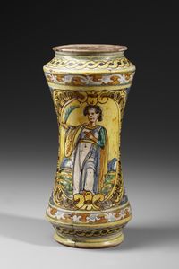 MANIFATTURA DI COLLESANO DEL XVII SECOLO - Albarello in maiolica policroma di forma a rocchetto, sul fronte figura di santa martire entro medaglione ovale su fondo giallo, contornato da decori a trofei su fondo blu