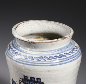 MANIFATTURA DI LATERZA DEL XVIII SECOLO : Coppia di albarelli in maiolica di forma a rocchetto raffigurante sul fronte due leoni specchiati e incatenati a una torre  - Asta Asta 387 | ARTE ANTICA E DEL XIX SECOLO - DAL RINASCIMENTO AL SIMBOLISMO: OPERE DA COLLEZIONI ITALIANE Tradizionale - Associazione Nazionale - Case d'Asta italiane