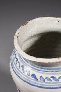 MANIFATTURA DI LATERZA DEL XVIII SECOLO : Coppia di albarelli in maiolica di forma a rocchetto raffigurante sul fronte due leoni specchiati e incatenati a una torre  - Asta Asta 387 | ARTE ANTICA E DEL XIX SECOLO - DAL RINASCIMENTO AL SIMBOLISMO: OPERE DA COLLEZIONI ITALIANE Tradizionale - Associazione Nazionale - Case d'Asta italiane