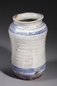 MANIFATTURA DI LATERZA DEL XVIII SECOLO : Coppia di albarelli in maiolica di forma a rocchetto raffigurante sul fronte due leoni specchiati e incatenati a una torre  - Asta Asta 387 | ARTE ANTICA E DEL XIX SECOLO - DAL RINASCIMENTO AL SIMBOLISMO: OPERE DA COLLEZIONI ITALIANE Tradizionale - Associazione Nazionale - Case d'Asta italiane