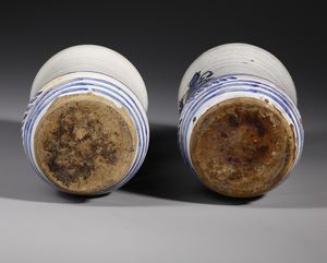 MANIFATTURA DI LATERZA DEL XVIII SECOLO : Coppia di albarelli in maiolica di forma a rocchetto raffigurante sul fronte due leoni specchiati e incatenati a una torre  - Asta Asta 387 | ARTE ANTICA E DEL XIX SECOLO - DAL RINASCIMENTO AL SIMBOLISMO: OPERE DA COLLEZIONI ITALIANE Tradizionale - Associazione Nazionale - Case d'Asta italiane