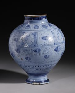 MANIFATTURA LAZIALE DEL XVIII SECOLO : Boccia in maiolica a fondo berrettino con decorazioni fitomorfe e geometriche  - Asta Asta 387 | ARTE ANTICA E DEL XIX SECOLO - DAL RINASCIMENTO AL SIMBOLISMO: OPERE DA COLLEZIONI ITALIANE Tradizionale - Associazione Nazionale - Case d'Asta italiane