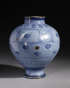 MANIFATTURA LAZIALE DEL XVIII SECOLO : Boccia in maiolica a fondo berrettino con decorazioni fitomorfe e geometriche  - Asta Asta 387 | ARTE ANTICA E DEL XIX SECOLO - DAL RINASCIMENTO AL SIMBOLISMO: OPERE DA COLLEZIONI ITALIANE Tradizionale - Associazione Nazionale - Case d'Asta italiane