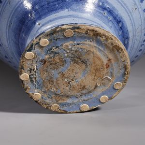 MANIFATTURA LAZIALE DEL XVIII SECOLO : Boccia in maiolica a fondo berrettino con decorazioni fitomorfe e geometriche  - Asta Asta 387 | ARTE ANTICA E DEL XIX SECOLO - DAL RINASCIMENTO AL SIMBOLISMO: OPERE DA COLLEZIONI ITALIANE Tradizionale - Associazione Nazionale - Case d'Asta italiane