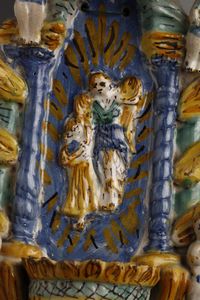 MANIFATTURA CAMPANA DEL XVIII SECOLO : Acquasantiera in maiolica policroma raffigurante al centro l'angelo custode con un fanciullo, lungo i bordi figure di putti e sulla sommit un baldacchino in forma di corona.  - Asta Asta 387 | ARTE ANTICA E DEL XIX SECOLO - DAL RINASCIMENTO AL SIMBOLISMO: OPERE DA COLLEZIONI ITALIANE Tradizionale - Associazione Nazionale - Case d'Asta italiane