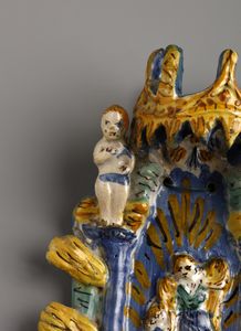MANIFATTURA CAMPANA DEL XVIII SECOLO : Acquasantiera in maiolica policroma raffigurante al centro l'angelo custode con un fanciullo, lungo i bordi figure di putti e sulla sommit un baldacchino in forma di corona.  - Asta Asta 387 | ARTE ANTICA E DEL XIX SECOLO - DAL RINASCIMENTO AL SIMBOLISMO: OPERE DA COLLEZIONI ITALIANE Tradizionale - Associazione Nazionale - Case d'Asta italiane