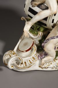 MANIFATTURA DI MEISSEN DEL XIX SECOLO : Gruppo in porcellana raffigurante Dioniso seduto su un otre di vino recante uno stemma e attorniato da due giovani satiri  - Asta Asta 387 | ARTE ANTICA E DEL XIX SECOLO - DAL RINASCIMENTO AL SIMBOLISMO: OPERE DA COLLEZIONI ITALIANE Tradizionale - Associazione Nazionale - Case d'Asta italiane