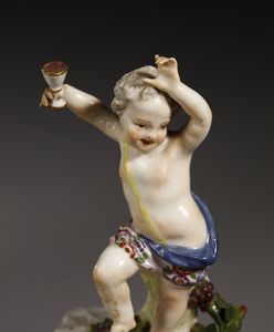 MANIFATTURA DI MEISSEN DEL XIX SECOLO : Gruppo in porcellana raffigurante Dioniso seduto su un otre di vino recante uno stemma e attorniato da due giovani satiri  - Asta Asta 387 | ARTE ANTICA E DEL XIX SECOLO - DAL RINASCIMENTO AL SIMBOLISMO: OPERE DA COLLEZIONI ITALIANE Tradizionale - Associazione Nazionale - Case d'Asta italiane