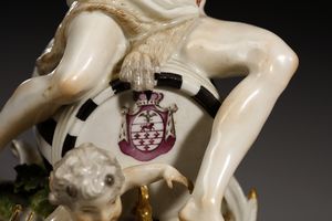 MANIFATTURA DI MEISSEN DEL XIX SECOLO : Gruppo in porcellana raffigurante Dioniso seduto su un otre di vino recante uno stemma e attorniato da due giovani satiri  - Asta Asta 387 | ARTE ANTICA E DEL XIX SECOLO - DAL RINASCIMENTO AL SIMBOLISMO: OPERE DA COLLEZIONI ITALIANE Tradizionale - Associazione Nazionale - Case d'Asta italiane