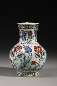 MANIFATTURA CANTAGALLI DEL XIX-XX SECOLO : Brocca in ceramica smaltata e invetriata in stile Iznik con decorazione a elementi floreali e geometrici  - Asta Asta 387 | ARTE ANTICA E DEL XIX SECOLO - DAL RINASCIMENTO AL SIMBOLISMO: OPERE DA COLLEZIONI ITALIANE Tradizionale - Associazione Nazionale - Case d'Asta italiane