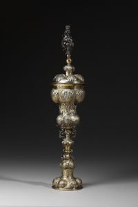 MANIFATTURA TEDESCA DEL XVII SECOLO - Coppa in argento dorato, sbalzato e cesellato con coperchio, decorazioni in forma di conchiglie sul corpo e sulla base, presa sulla sommit del coperchio in forma floreale