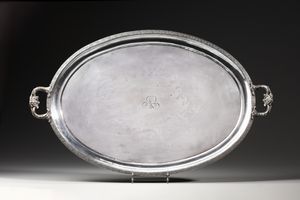 ARGENTIERE ROMANO DEL XIX SECOLO - Vassoio in argento con bordo decorato con motivo a meandro e manici recanti testa di Medusa
