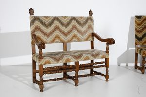 MANIFATTURA ITALIANA DEL XVIII SECOLO : Otto sedie e un divano in noce, schienale e seduta rivestiti in tessuto fiammato, gambe anteriori e traverse delle sedie tornite a rocchetto  - Asta Asta 387 | ARTE ANTICA E DEL XIX SECOLO - DAL RINASCIMENTO AL SIMBOLISMO: OPERE DA COLLEZIONI ITALIANE Tradizionale - Associazione Nazionale - Case d'Asta italiane