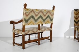 MANIFATTURA ITALIANA DEL XVIII SECOLO : Otto sedie e un divano in noce, schienale e seduta rivestiti in tessuto fiammato, gambe anteriori e traverse delle sedie tornite a rocchetto  - Asta Asta 387 | ARTE ANTICA E DEL XIX SECOLO - DAL RINASCIMENTO AL SIMBOLISMO: OPERE DA COLLEZIONI ITALIANE Tradizionale - Associazione Nazionale - Case d'Asta italiane