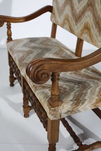 MANIFATTURA ITALIANA DEL XVIII SECOLO : Otto sedie e un divano in noce, schienale e seduta rivestiti in tessuto fiammato, gambe anteriori e traverse delle sedie tornite a rocchetto  - Asta Asta 387 | ARTE ANTICA E DEL XIX SECOLO - DAL RINASCIMENTO AL SIMBOLISMO: OPERE DA COLLEZIONI ITALIANE Tradizionale - Associazione Nazionale - Case d'Asta italiane