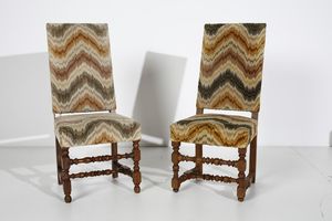 MANIFATTURA ITALIANA DEL XVIII SECOLO : Otto sedie e un divano in noce, schienale e seduta rivestiti in tessuto fiammato, gambe anteriori e traverse delle sedie tornite a rocchetto  - Asta Asta 387 | ARTE ANTICA E DEL XIX SECOLO - DAL RINASCIMENTO AL SIMBOLISMO: OPERE DA COLLEZIONI ITALIANE Tradizionale - Associazione Nazionale - Case d'Asta italiane