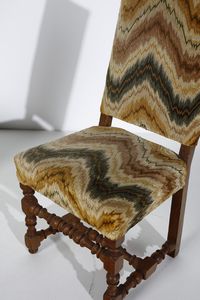 MANIFATTURA ITALIANA DEL XVIII SECOLO : Otto sedie e un divano in noce, schienale e seduta rivestiti in tessuto fiammato, gambe anteriori e traverse delle sedie tornite a rocchetto  - Asta Asta 387 | ARTE ANTICA E DEL XIX SECOLO - DAL RINASCIMENTO AL SIMBOLISMO: OPERE DA COLLEZIONI ITALIANE Tradizionale - Associazione Nazionale - Case d'Asta italiane