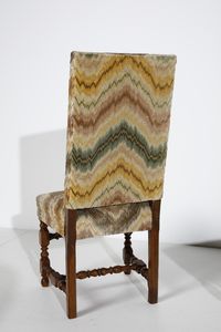 MANIFATTURA ITALIANA DEL XVIII SECOLO : Otto sedie e un divano in noce, schienale e seduta rivestiti in tessuto fiammato, gambe anteriori e traverse delle sedie tornite a rocchetto  - Asta Asta 387 | ARTE ANTICA E DEL XIX SECOLO - DAL RINASCIMENTO AL SIMBOLISMO: OPERE DA COLLEZIONI ITALIANE Tradizionale - Associazione Nazionale - Case d'Asta italiane