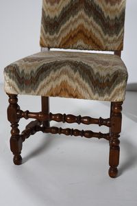 MANIFATTURA ITALIANA DEL XVIII SECOLO : Otto sedie e un divano in noce, schienale e seduta rivestiti in tessuto fiammato, gambe anteriori e traverse delle sedie tornite a rocchetto  - Asta Asta 387 | ARTE ANTICA E DEL XIX SECOLO - DAL RINASCIMENTO AL SIMBOLISMO: OPERE DA COLLEZIONI ITALIANE Tradizionale - Associazione Nazionale - Case d'Asta italiane