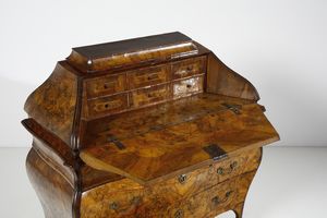 MANIFATTURA LOMBARDA DEL XVIII SECOLO : Ribalta ad urna lastronata in noce e radica di noce, fronte e fianchi bombati,  cassetto nella fascia e parte inferiore a due cassetti, anta calatoia con scarabattolo, gambe mosse con piede a ricciolo  - Asta Asta 387 | ARTE ANTICA E DEL XIX SECOLO - DAL RINASCIMENTO AL SIMBOLISMO: OPERE DA COLLEZIONI ITALIANE Tradizionale - Associazione Nazionale - Case d'Asta italiane