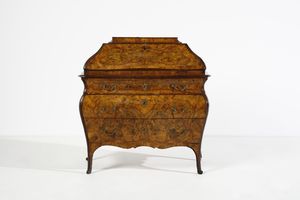 MANIFATTURA LOMBARDA DEL XVIII SECOLO : Ribalta ad urna lastronata in noce e radica di noce, fronte e fianchi bombati,  cassetto nella fascia e parte inferiore a due cassetti, anta calatoia con scarabattolo, gambe mosse con piede a ricciolo  - Asta Asta 387 | ARTE ANTICA E DEL XIX SECOLO - DAL RINASCIMENTO AL SIMBOLISMO: OPERE DA COLLEZIONI ITALIANE Tradizionale - Associazione Nazionale - Case d'Asta italiane