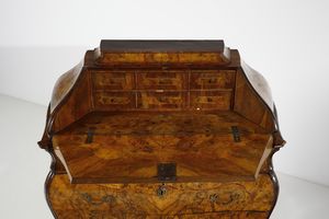MANIFATTURA LOMBARDA DEL XVIII SECOLO : Ribalta ad urna lastronata in noce e radica di noce, fronte e fianchi bombati,  cassetto nella fascia e parte inferiore a due cassetti, anta calatoia con scarabattolo, gambe mosse con piede a ricciolo  - Asta Asta 387 | ARTE ANTICA E DEL XIX SECOLO - DAL RINASCIMENTO AL SIMBOLISMO: OPERE DA COLLEZIONI ITALIANE Tradizionale - Associazione Nazionale - Case d'Asta italiane