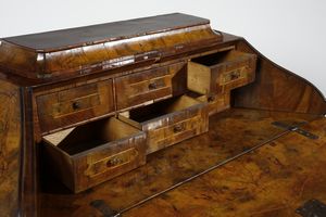 MANIFATTURA LOMBARDA DEL XVIII SECOLO : Ribalta ad urna lastronata in noce e radica di noce, fronte e fianchi bombati,  cassetto nella fascia e parte inferiore a due cassetti, anta calatoia con scarabattolo, gambe mosse con piede a ricciolo  - Asta Asta 387 | ARTE ANTICA E DEL XIX SECOLO - DAL RINASCIMENTO AL SIMBOLISMO: OPERE DA COLLEZIONI ITALIANE Tradizionale - Associazione Nazionale - Case d'Asta italiane