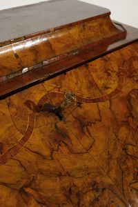 MANIFATTURA LOMBARDA DEL XVIII SECOLO : Ribalta ad urna lastronata in noce e radica di noce, fronte e fianchi bombati,  cassetto nella fascia e parte inferiore a due cassetti, anta calatoia con scarabattolo, gambe mosse con piede a ricciolo  - Asta Asta 387 | ARTE ANTICA E DEL XIX SECOLO - DAL RINASCIMENTO AL SIMBOLISMO: OPERE DA COLLEZIONI ITALIANE Tradizionale - Associazione Nazionale - Case d'Asta italiane