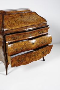 MANIFATTURA LOMBARDA DEL XVIII SECOLO : Ribalta ad urna lastronata in noce e radica di noce, fronte e fianchi bombati,  cassetto nella fascia e parte inferiore a due cassetti, anta calatoia con scarabattolo, gambe mosse con piede a ricciolo  - Asta Asta 387 | ARTE ANTICA E DEL XIX SECOLO - DAL RINASCIMENTO AL SIMBOLISMO: OPERE DA COLLEZIONI ITALIANE Tradizionale - Associazione Nazionale - Case d'Asta italiane