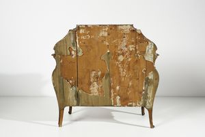 MANIFATTURA LOMBARDA DEL XVIII SECOLO : Ribalta ad urna lastronata in noce e radica di noce, fronte e fianchi bombati,  cassetto nella fascia e parte inferiore a due cassetti, anta calatoia con scarabattolo, gambe mosse con piede a ricciolo  - Asta Asta 387 | ARTE ANTICA E DEL XIX SECOLO - DAL RINASCIMENTO AL SIMBOLISMO: OPERE DA COLLEZIONI ITALIANE Tradizionale - Associazione Nazionale - Case d'Asta italiane