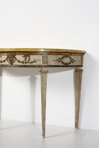 MANIFATTURA ITALIANA DELLA FINE DEL XVIII SECOLO : Consolle demilune con piano in marmo giallo e specchiera in legno intagliato, laccato e parzialmente dorato, decorazioni fitomorfe di gusto neoclassico, gambe troncopiramidali scanalate  - Asta Asta 387 | ARTE ANTICA E DEL XIX SECOLO - DAL RINASCIMENTO AL SIMBOLISMO: OPERE DA COLLEZIONI ITALIANE Tradizionale - Associazione Nazionale - Case d'Asta italiane