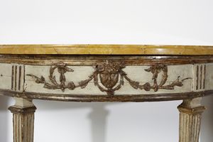 MANIFATTURA ITALIANA DELLA FINE DEL XVIII SECOLO : Consolle demilune con piano in marmo giallo e specchiera in legno intagliato, laccato e parzialmente dorato, decorazioni fitomorfe di gusto neoclassico, gambe troncopiramidali scanalate  - Asta Asta 387 | ARTE ANTICA E DEL XIX SECOLO - DAL RINASCIMENTO AL SIMBOLISMO: OPERE DA COLLEZIONI ITALIANE Tradizionale - Associazione Nazionale - Case d'Asta italiane