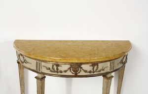 MANIFATTURA ITALIANA DELLA FINE DEL XVIII SECOLO : Consolle demilune con piano in marmo giallo e specchiera in legno intagliato, laccato e parzialmente dorato, decorazioni fitomorfe di gusto neoclassico, gambe troncopiramidali scanalate  - Asta Asta 387 | ARTE ANTICA E DEL XIX SECOLO - DAL RINASCIMENTO AL SIMBOLISMO: OPERE DA COLLEZIONI ITALIANE Tradizionale - Associazione Nazionale - Case d'Asta italiane