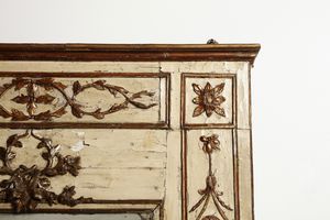 MANIFATTURA ITALIANA DELLA FINE DEL XVIII SECOLO : Consolle demilune con piano in marmo giallo e specchiera in legno intagliato, laccato e parzialmente dorato, decorazioni fitomorfe di gusto neoclassico, gambe troncopiramidali scanalate  - Asta Asta 387 | ARTE ANTICA E DEL XIX SECOLO - DAL RINASCIMENTO AL SIMBOLISMO: OPERE DA COLLEZIONI ITALIANE Tradizionale - Associazione Nazionale - Case d'Asta italiane