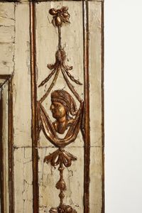 MANIFATTURA ITALIANA DELLA FINE DEL XVIII SECOLO : Consolle demilune con piano in marmo giallo e specchiera in legno intagliato, laccato e parzialmente dorato, decorazioni fitomorfe di gusto neoclassico, gambe troncopiramidali scanalate  - Asta Asta 387 | ARTE ANTICA E DEL XIX SECOLO - DAL RINASCIMENTO AL SIMBOLISMO: OPERE DA COLLEZIONI ITALIANE Tradizionale - Associazione Nazionale - Case d'Asta italiane