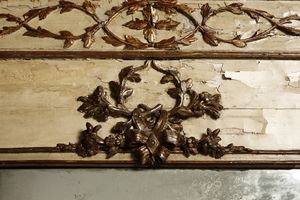 MANIFATTURA ITALIANA DELLA FINE DEL XVIII SECOLO : Consolle demilune con piano in marmo giallo e specchiera in legno intagliato, laccato e parzialmente dorato, decorazioni fitomorfe di gusto neoclassico, gambe troncopiramidali scanalate  - Asta Asta 387 | ARTE ANTICA E DEL XIX SECOLO - DAL RINASCIMENTO AL SIMBOLISMO: OPERE DA COLLEZIONI ITALIANE Tradizionale - Associazione Nazionale - Case d'Asta italiane