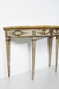 MANIFATTURA ITALIANA DELLA FINE DEL XVIII SECOLO : Consolle demilune con piano in marmo giallo e specchiera in legno intagliato, laccato e parzialmente dorato, decorazioni fitomorfe di gusto neoclassico, gambe troncopiramidali scanalate  - Asta Asta 387 | ARTE ANTICA E DEL XIX SECOLO - DAL RINASCIMENTO AL SIMBOLISMO: OPERE DA COLLEZIONI ITALIANE Tradizionale - Associazione Nazionale - Case d'Asta italiane